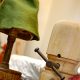 Deux moules à chapeaux en bois posés sur une table d'atelier de modiste, sur celui de gauche une futur chapeau en feutre attend d'être moulé dans sa forme finale